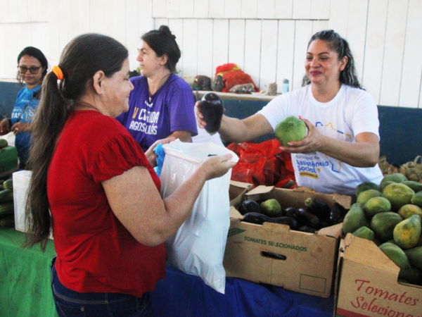 Distribuição de produtos do PAA para a população de Mojuí dos Campos na Quadra do Nogueirão- Foto: Adonias Silva/Ascom/PMMC