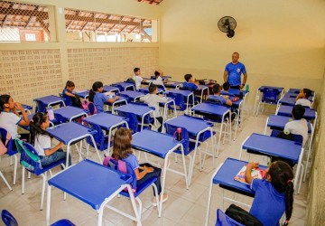 Professores da rede municipal recebem reajuste de 6,27% no salário de janeiro, impactando economia local em R$ 22 milhões