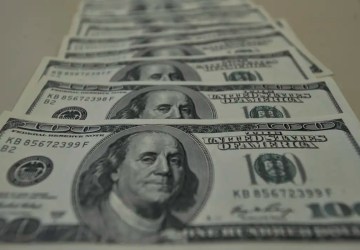 Dólar cai para R$ 5,76 e fecha no menor nível desde novembro