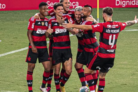 Flamengo espanta má fase e vence Coritiba na estreia do Brasileirão