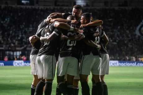 Vasco goleia Coritiba em reencontro com torcida em São Januário