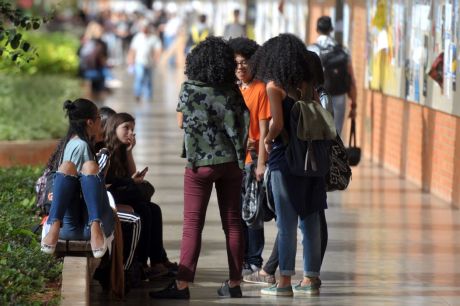 Pesquisa aponta distorções entre negros e brancos na educação