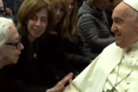 Fernanda Montenegro se encontra com Papa Francisco e recebe benção no Vaticano; veja vídeo