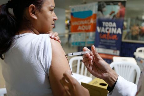 Saúde antecipa vacinação contra gripe; campanha começa em 25 de março