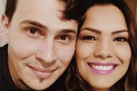 Marido de cantora gospel brasileira é preso nos EUA por abuso sexual contra criança 