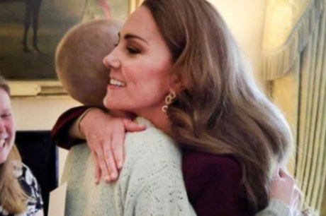 Kate Middleton retoma atividades reais e visita jovem com câncer agressivo após encerrar tratamento da doença