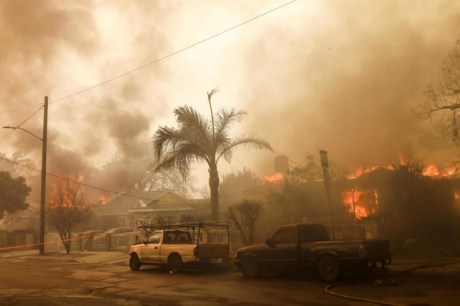 Incêndio devasta mansão de John Lennon em Los Angeles