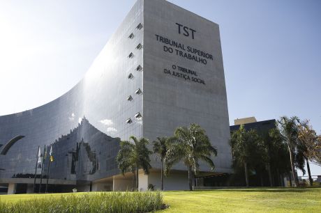 Salários astronômicos: Ministros do STM recebem até R$318 mil!