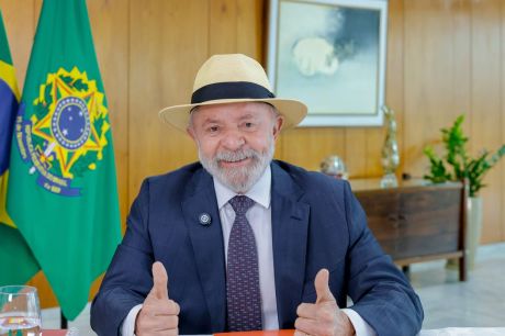 Lula faz exames de imagem da cabeça e está liberado para viagens