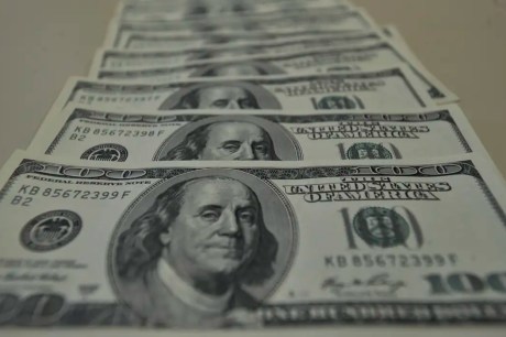 Dólar cai para R$ 5,76 e fecha no menor nível desde novembro