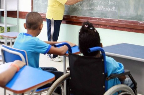 Senado pode sancionar escolas privadas que recusarem matrícula de alunos com deficiência