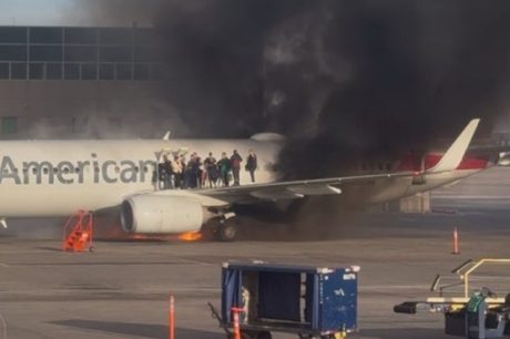 Pouso de Emergência! Avião Pega Fogo em Denver